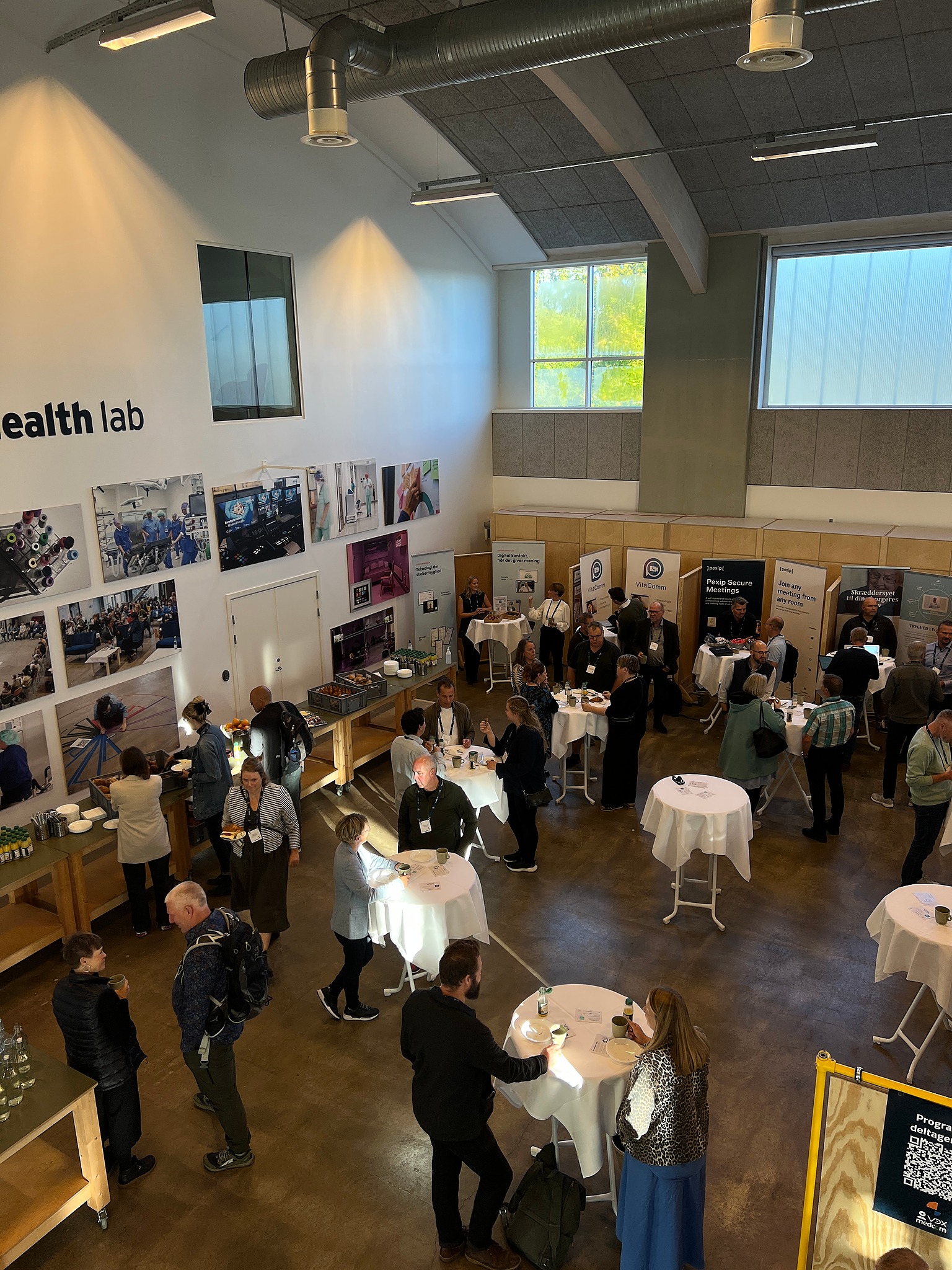 Deltagere snakker sammen over morgenmad og kaffe