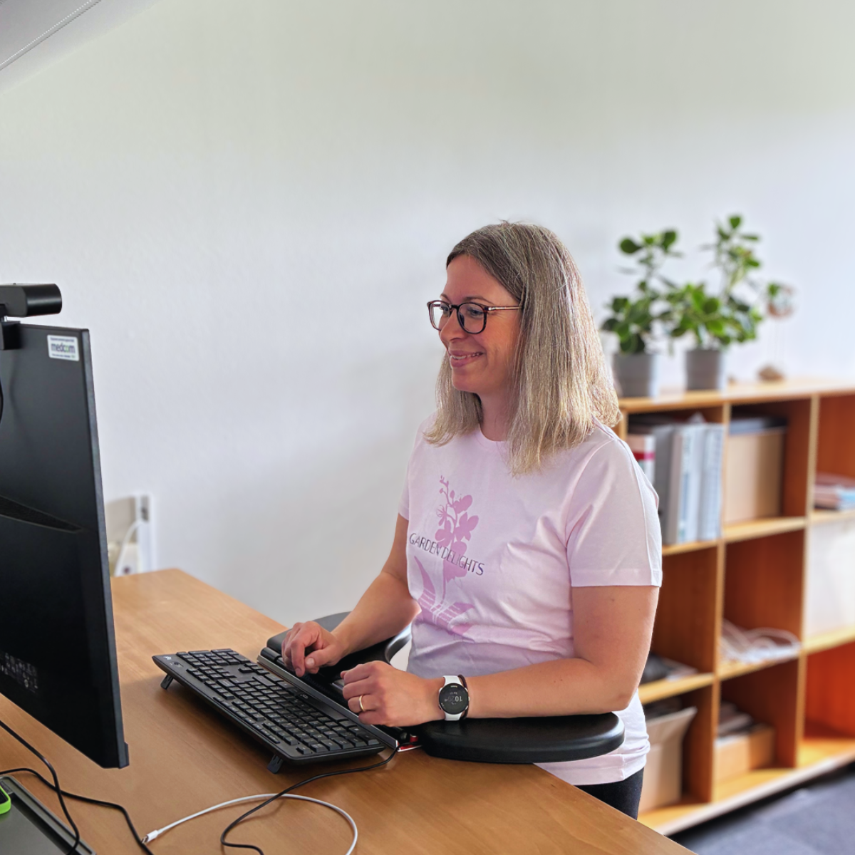 Billede af Helle Moss Owen foran sin computer i MedCom