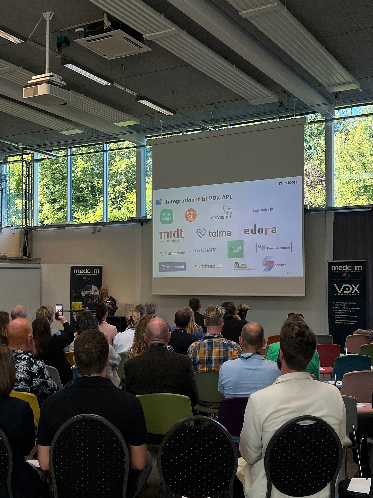 Deltagere lytter til oplæg