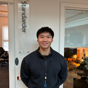 Billede af testmanager Huy foran standard-skilt i MedCom